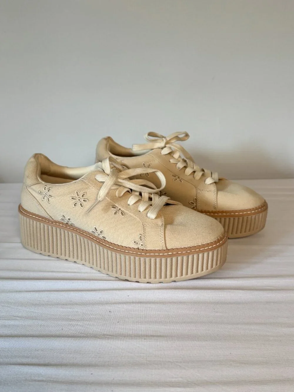 9.5 Dolce Vita Brin Canvas Eyelet Sneakers Platform Shoes Beige Tan Cream Flower